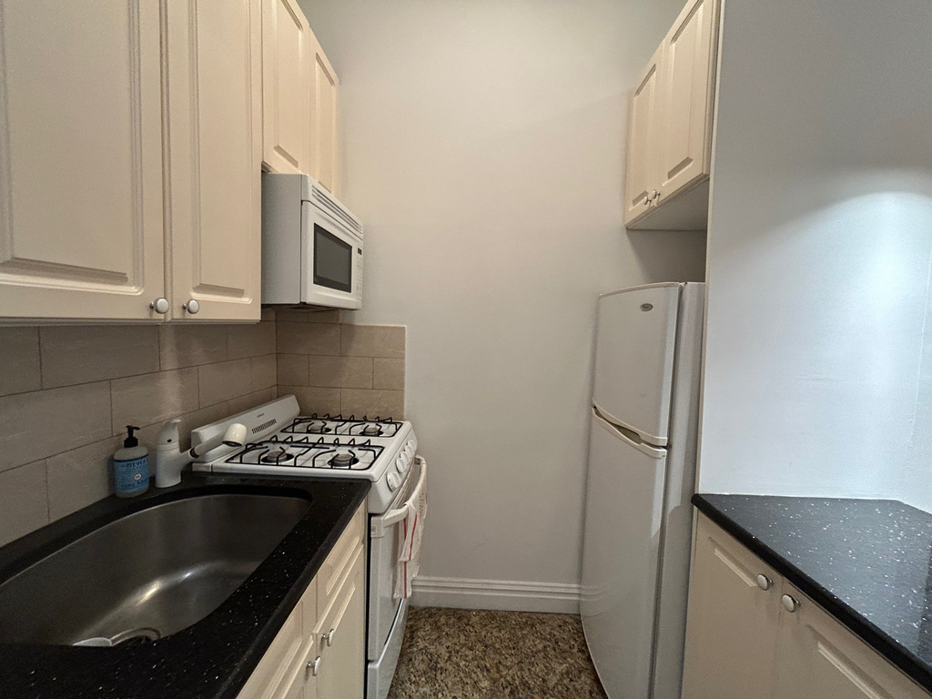 1748 1st Avenue - Photo 3