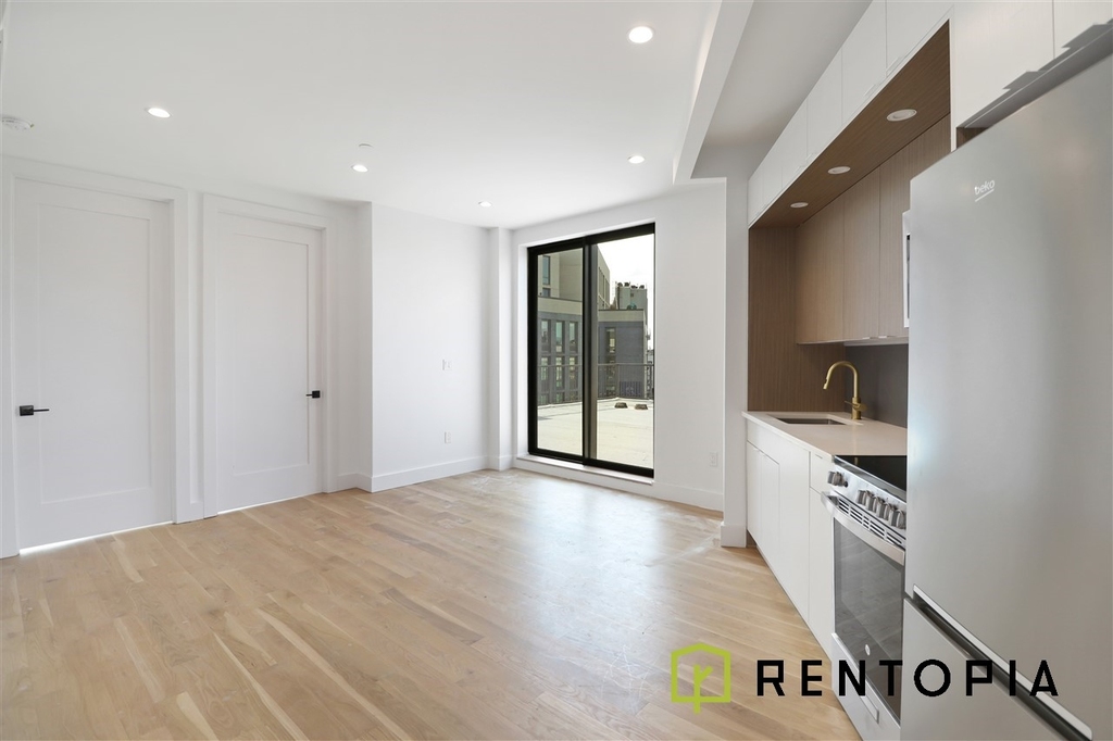494 Manhattan Avenue - Photo 2