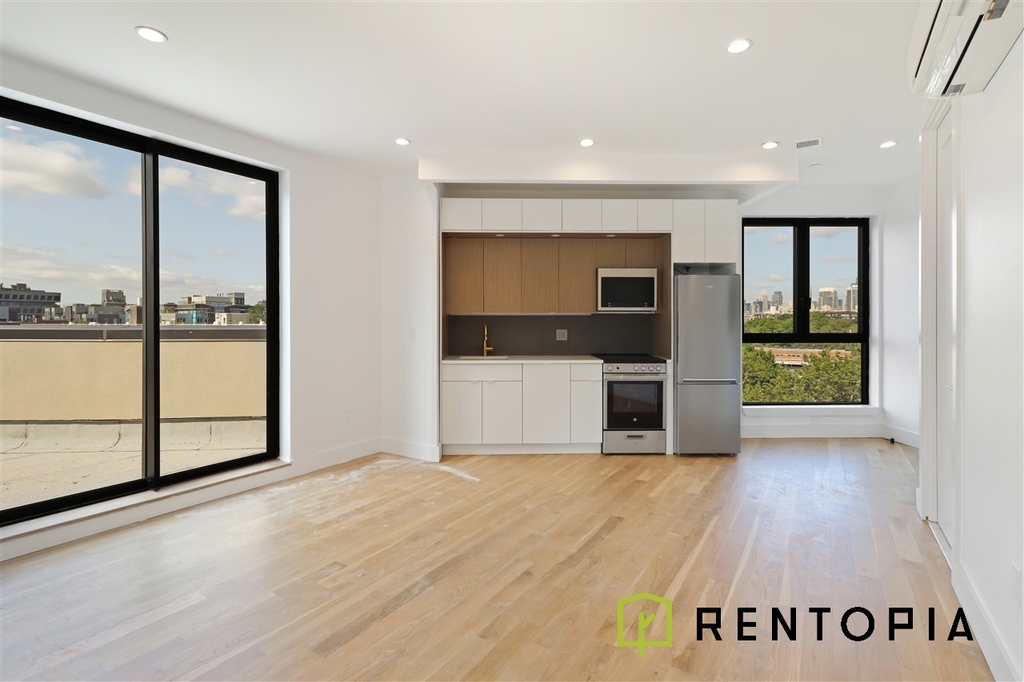 494 Manhattan Avenue - Photo 0