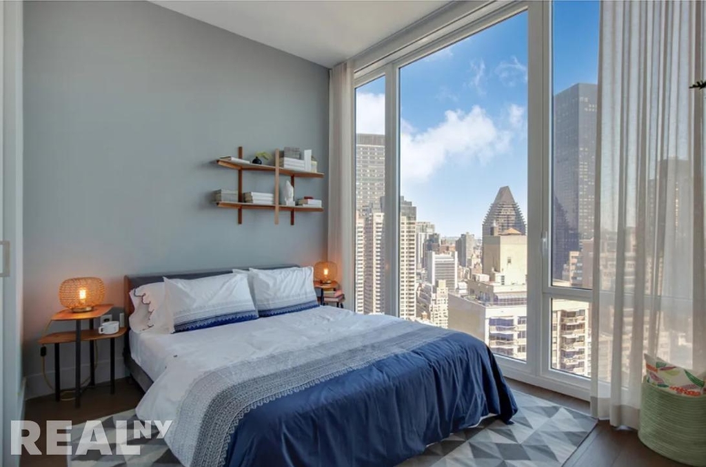 East 44th Street - Photo 2