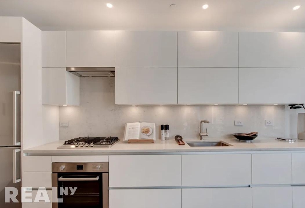 East 44th Street - Photo 4