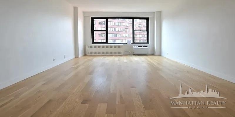 Fourth Avenue/E 14 - Photo 1