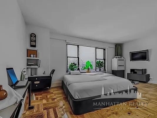 Fourth Avenue/E 14 - Photo 3