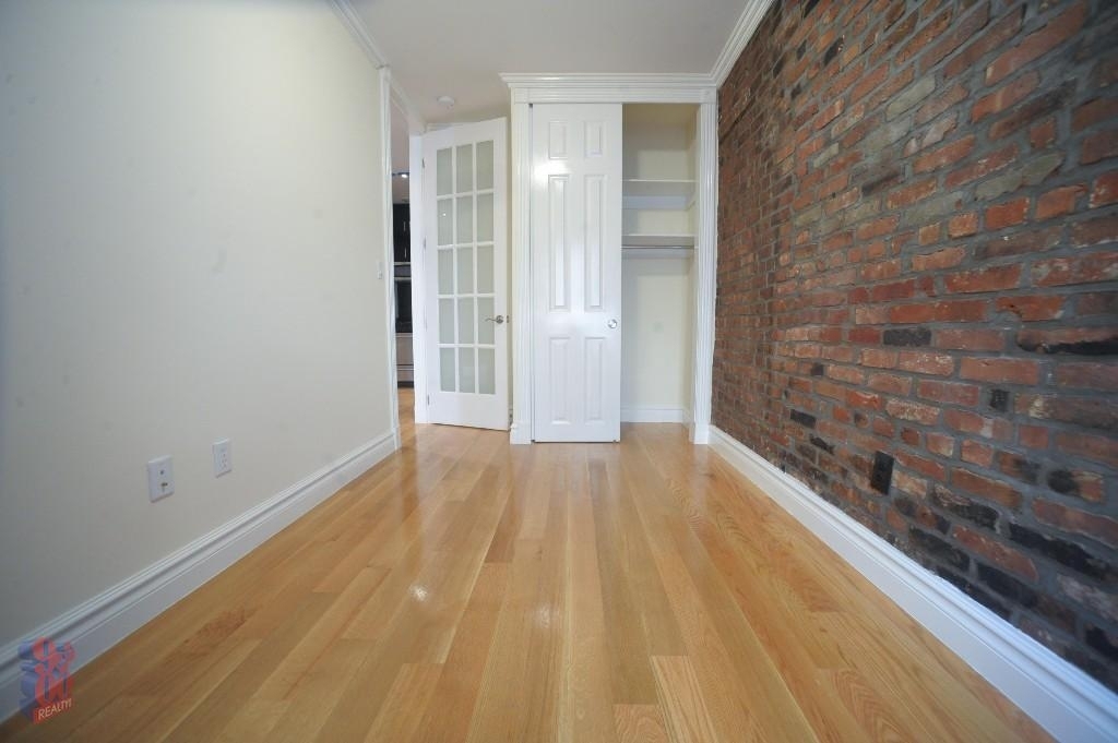 562 Hudson Street - Photo 2