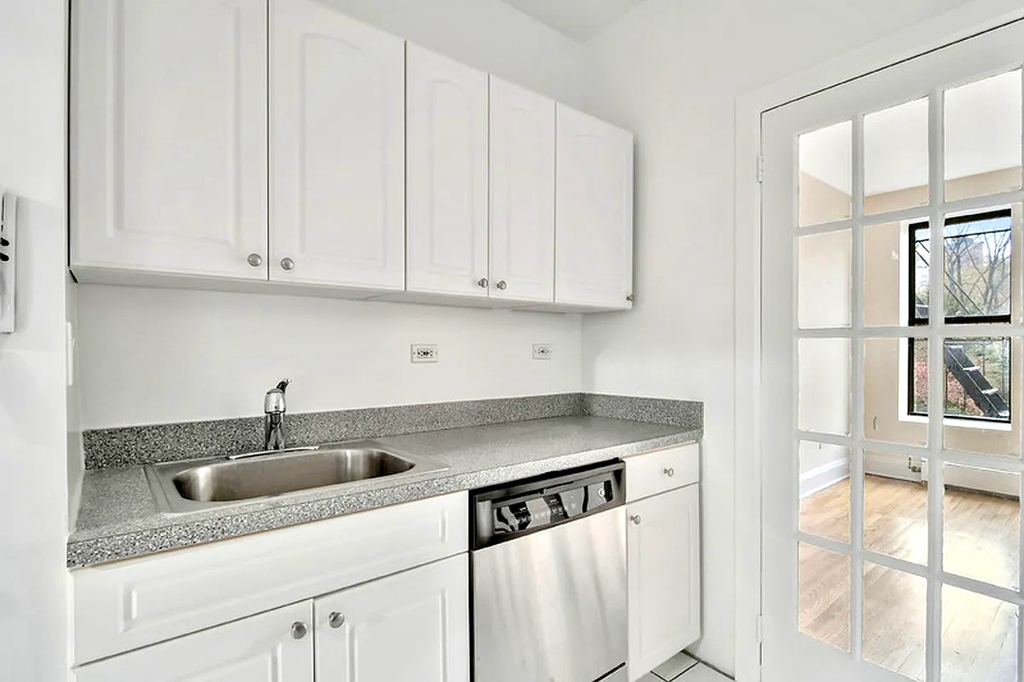 W10th & Greenwich Avenue - Photo 4
