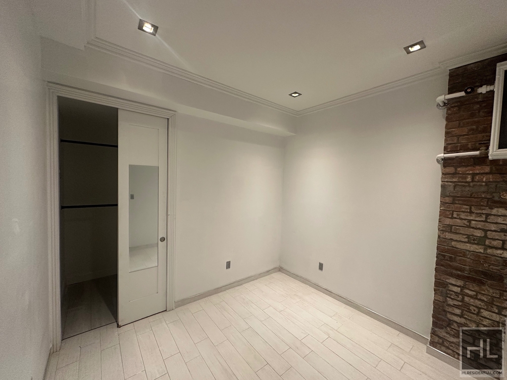 East 75 Street - Photo 4