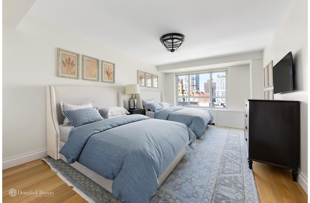 200 E 66th St - Photo 2