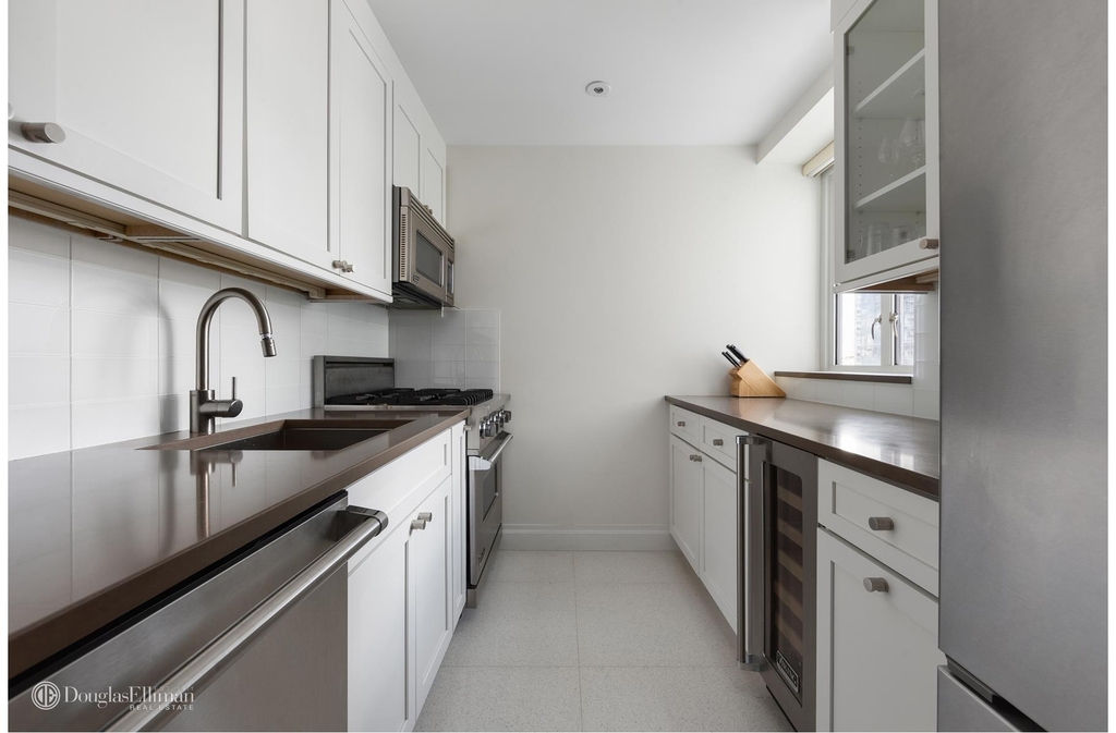 200 E 66th St - Photo 3