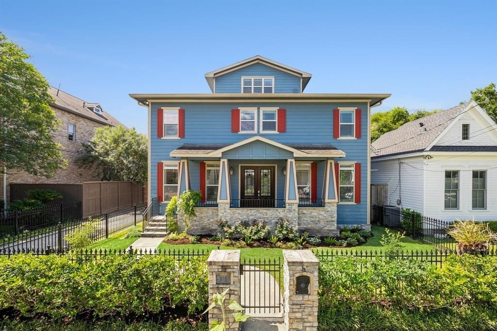 218 W 10th Street - Photo 0