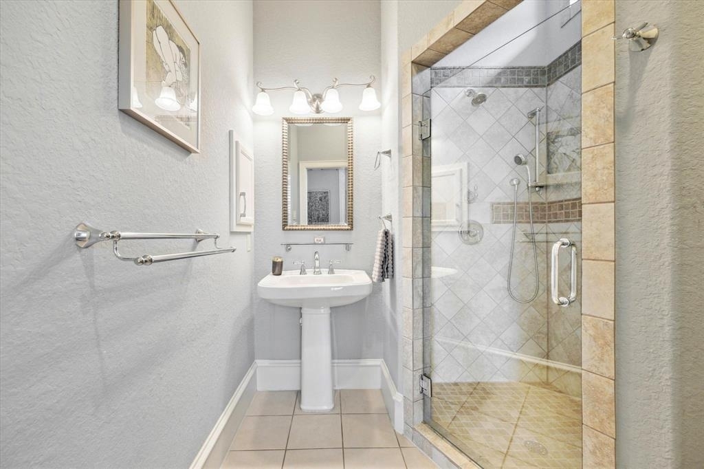 218 W 10th Street - Photo 8