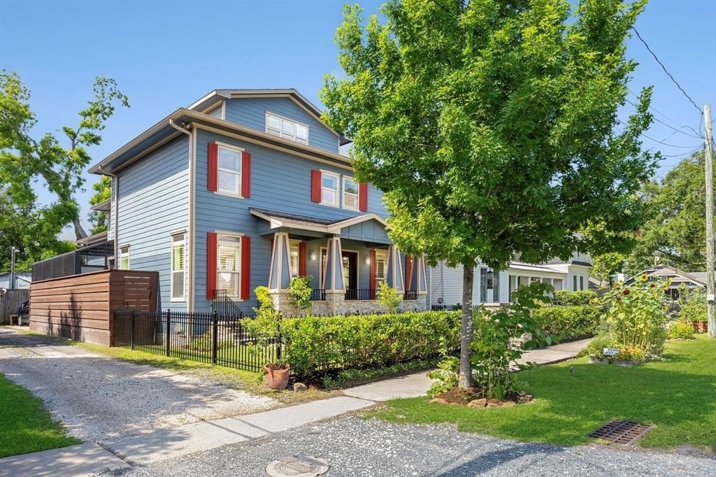 218 W 10th Street - Photo 1