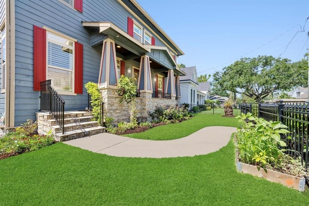 218 W 10th Street - Photo 3
