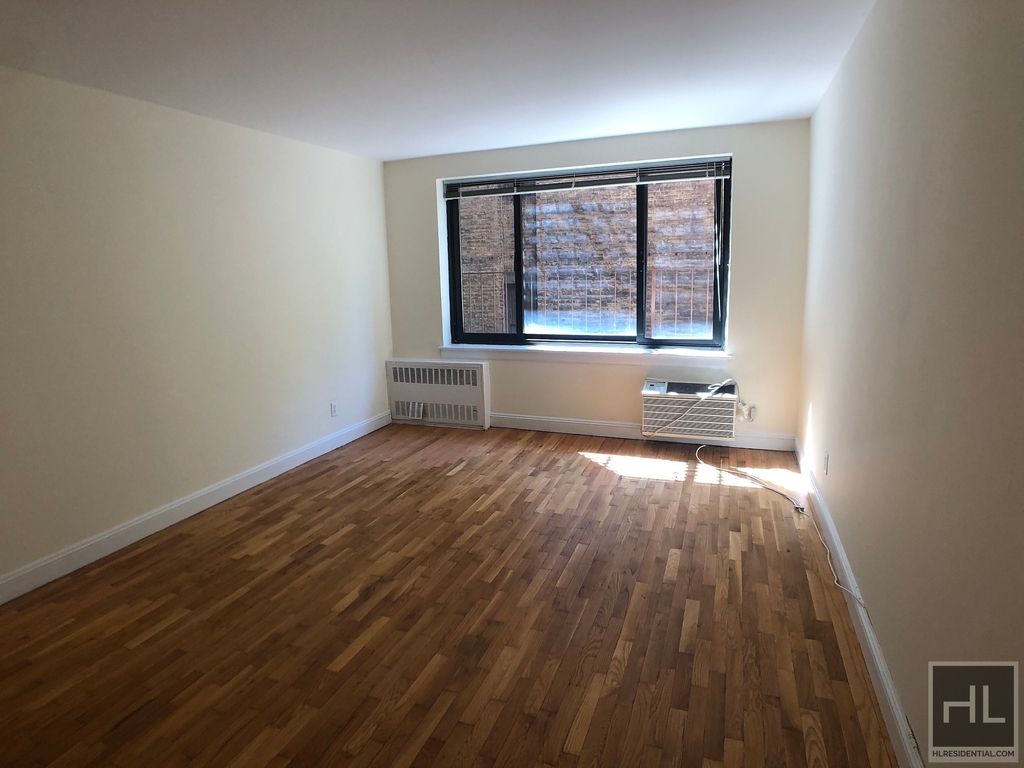 York Avenue - Photo 0