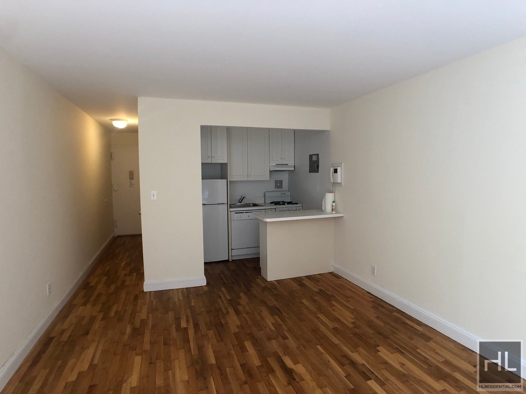 York Avenue - Photo 1