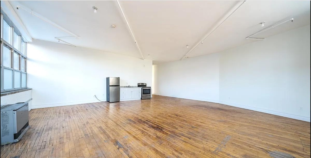 Flushing Avenue - Photo 3