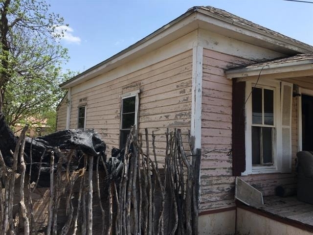 803 S Neches Street - Photo 1