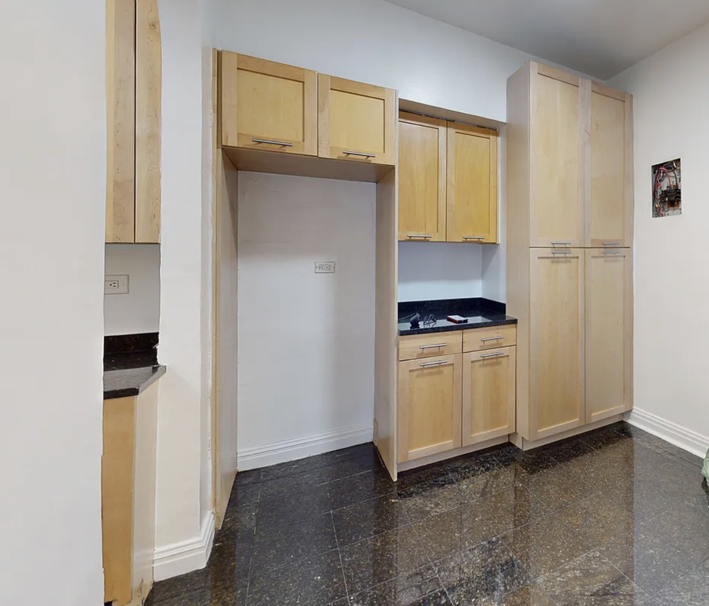 East 56th Street - Photo 5