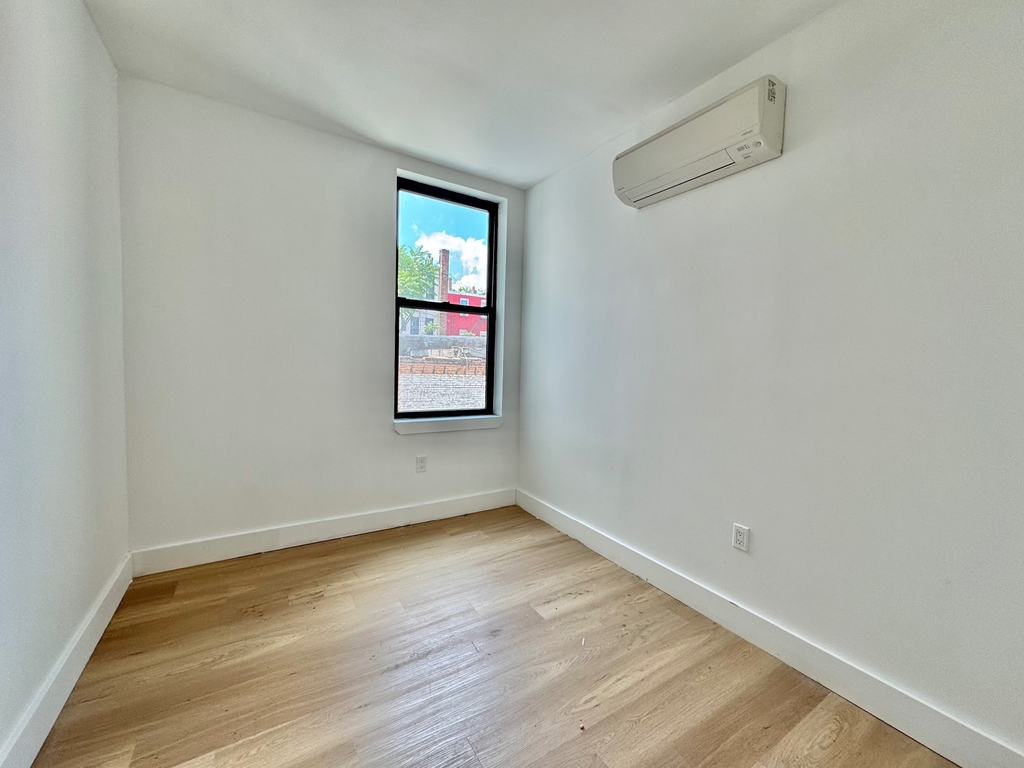 585 Knickerbocker Avenue - Photo 1