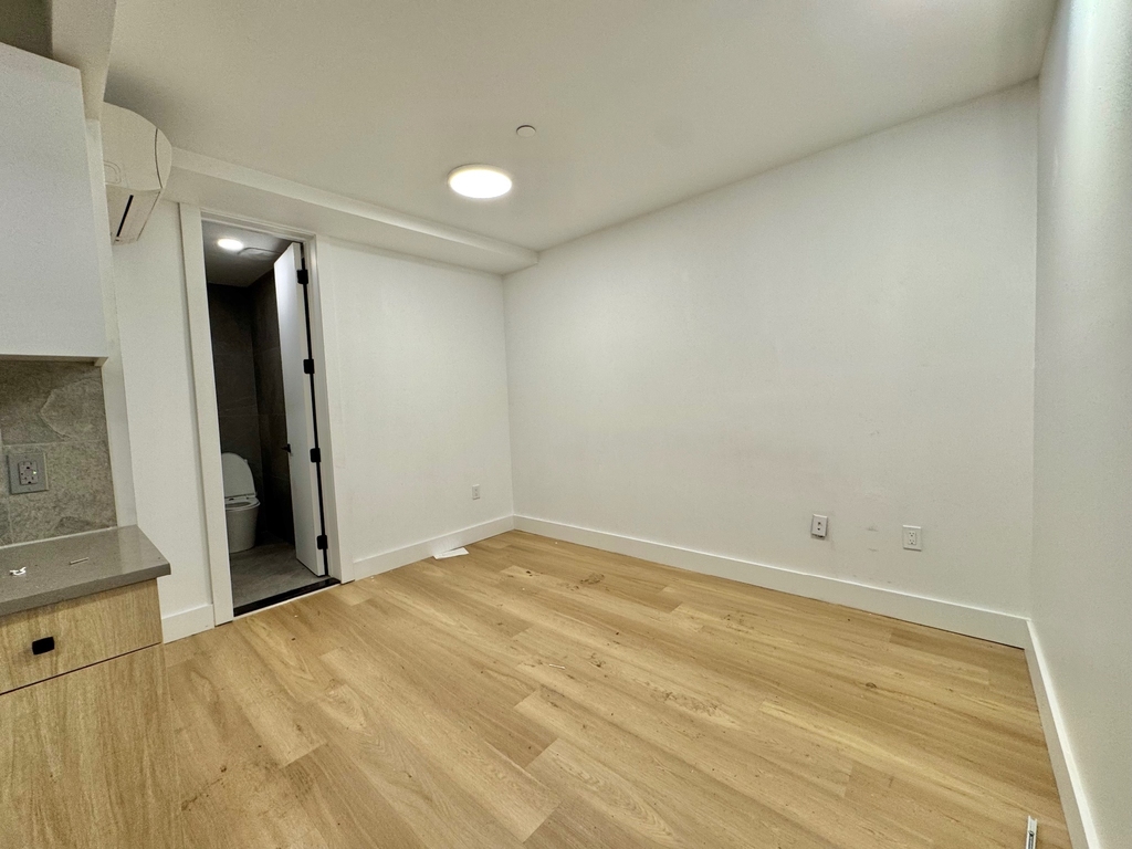 585 Knickerbocker Avenue - Photo 2