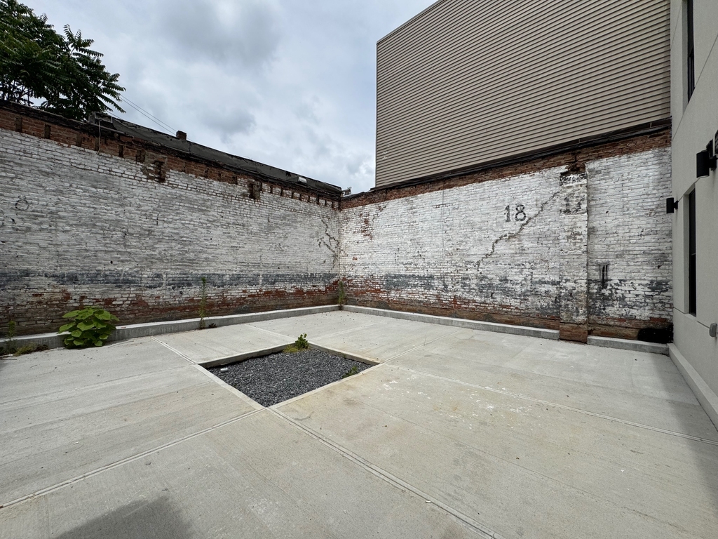 585 Knickerbocker Avenue - Photo 8