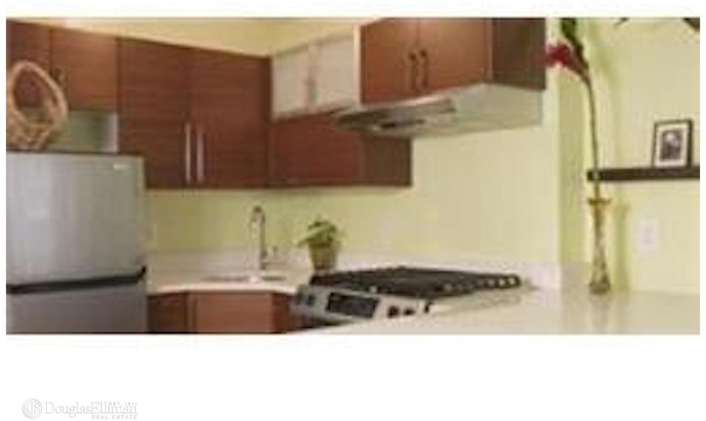 184 Thompson St - Photo 2