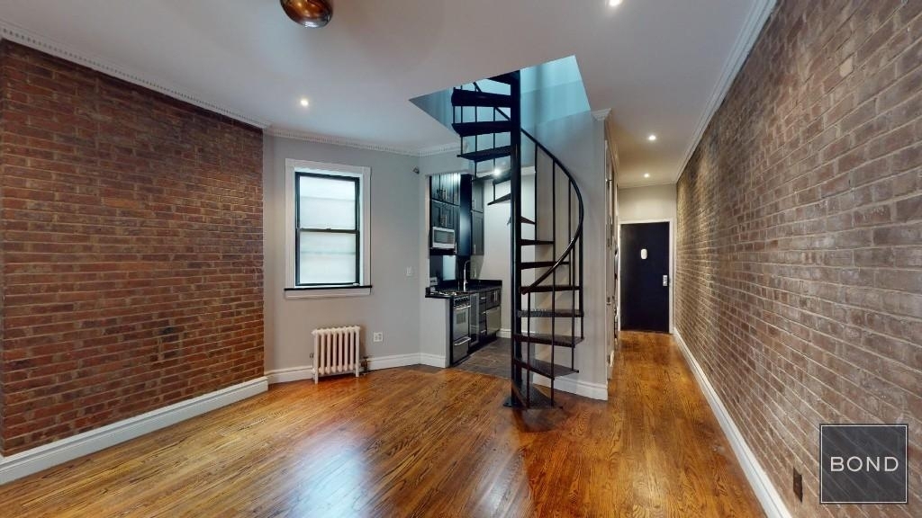Tenth Avenue - Photo 2