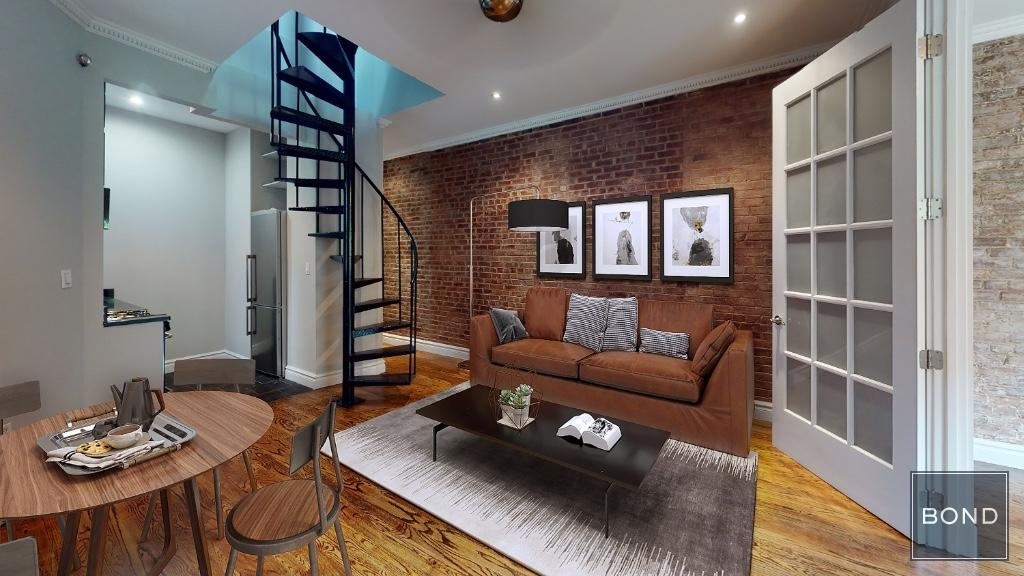Tenth Avenue - Photo 0