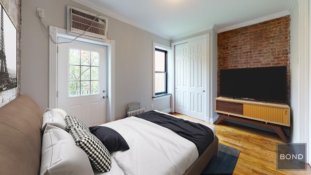 Tenth Avenue - Photo 1
