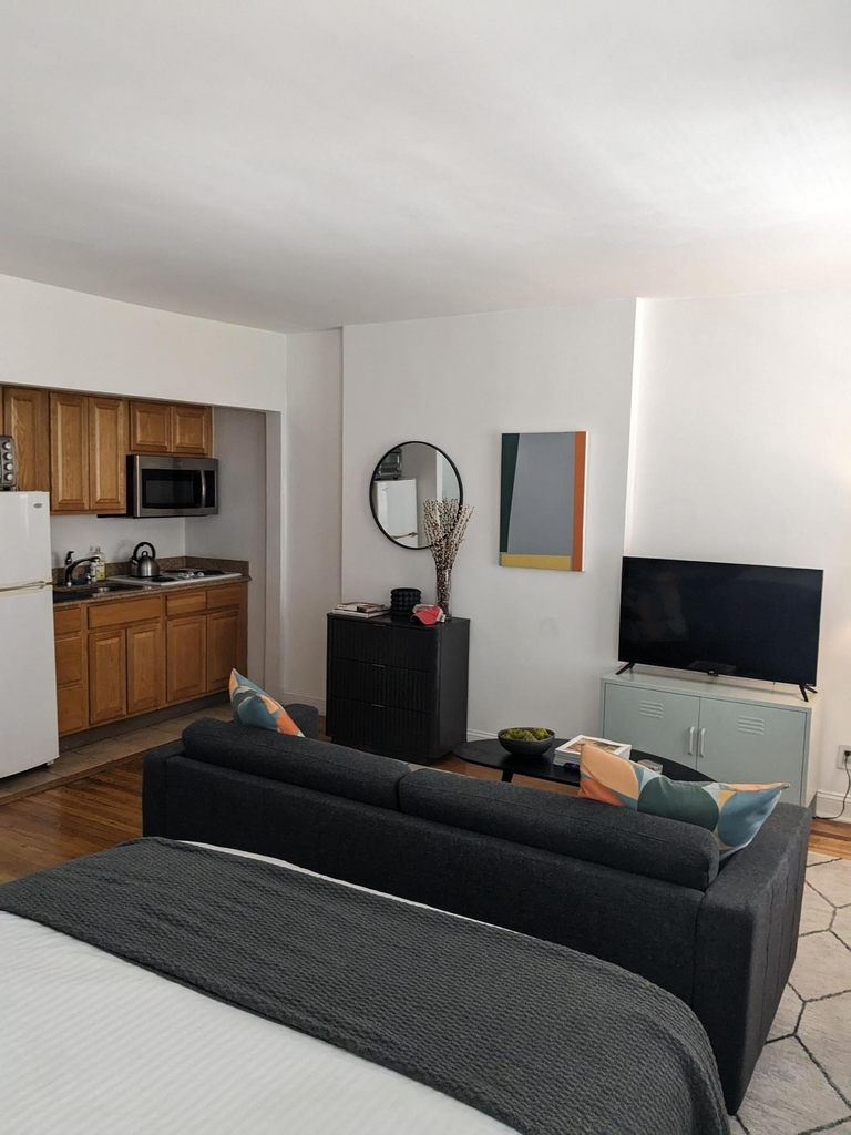 216 E 32nd Street - Photo 3