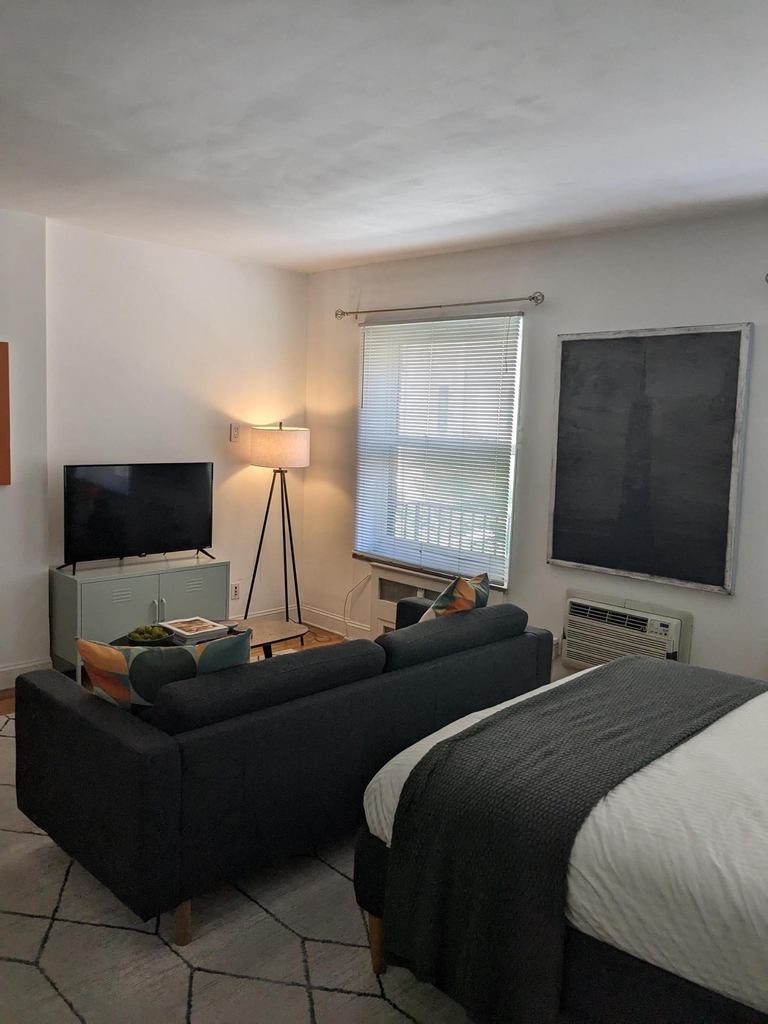 216 E 32nd Street - Photo 5