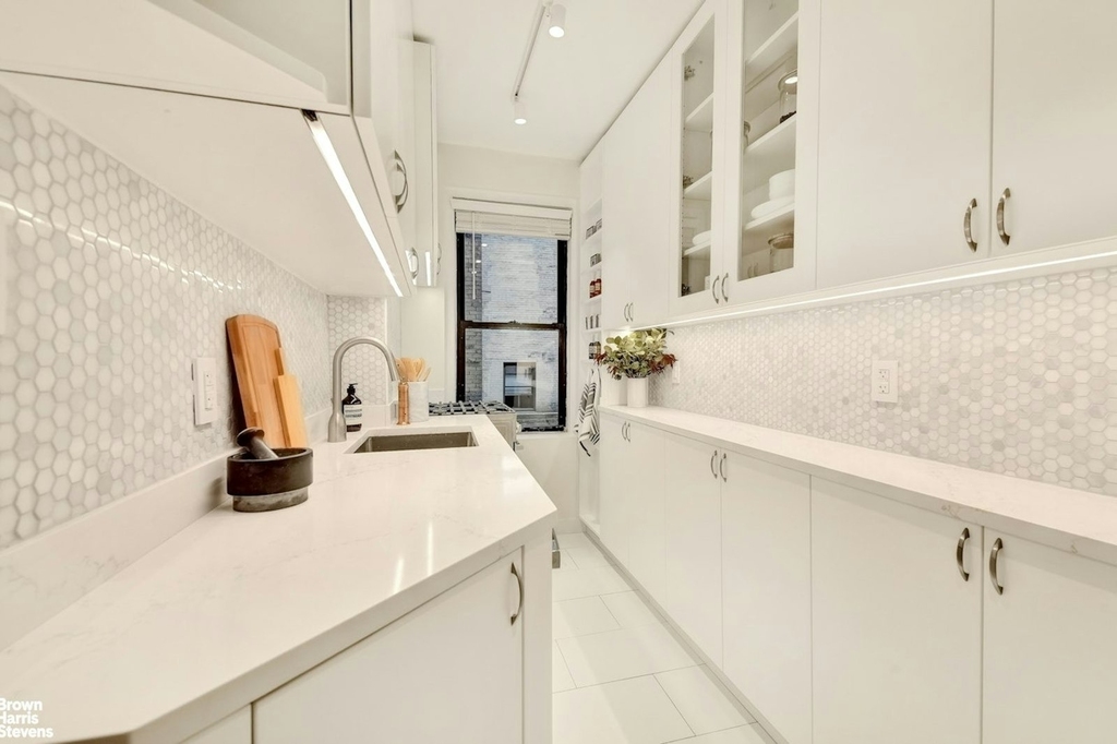 226 E 12th Street - Photo 4