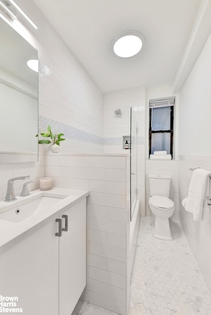 226 E 12th Street - Photo 5