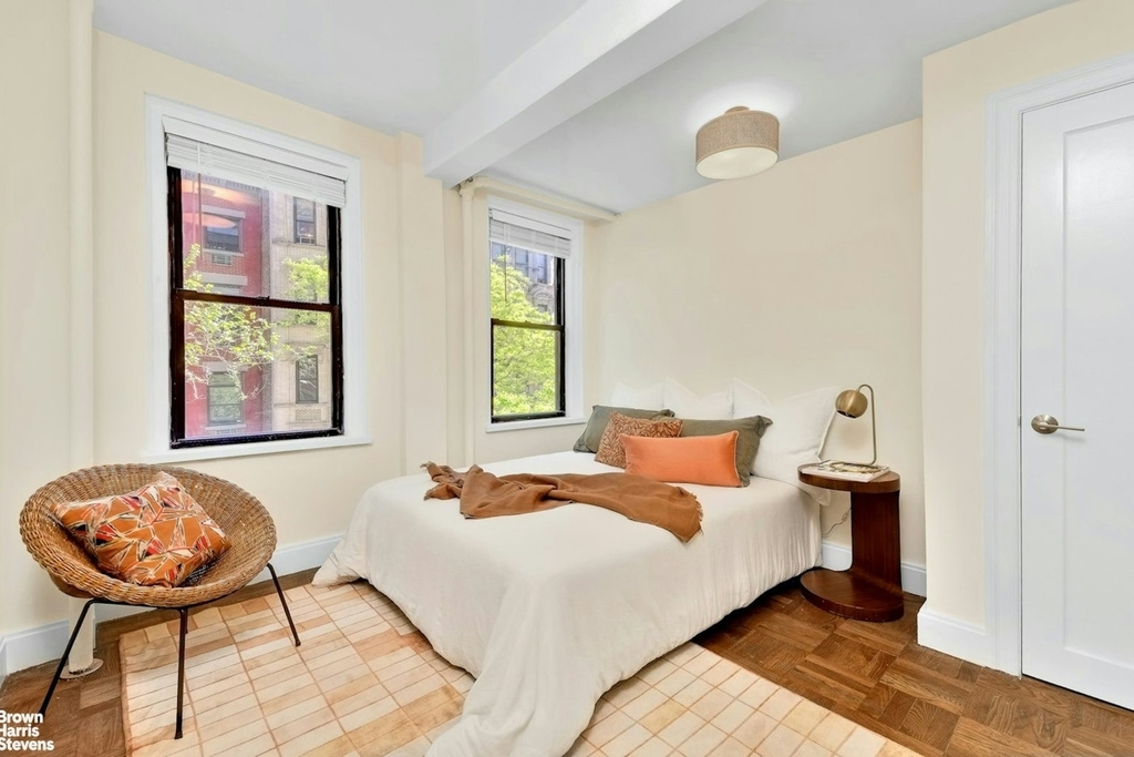 226 E 12th Street - Photo 3