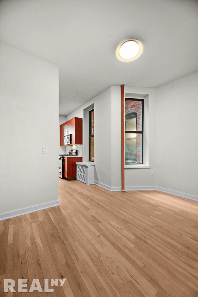 W 45th St - Photo 3