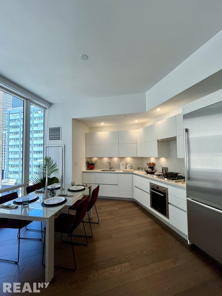 East 44th Street - Photo 4