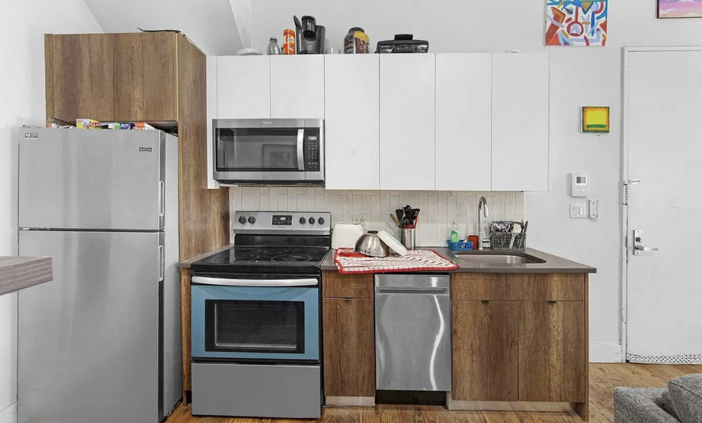 483 Evergreen Avenue - Photo 2