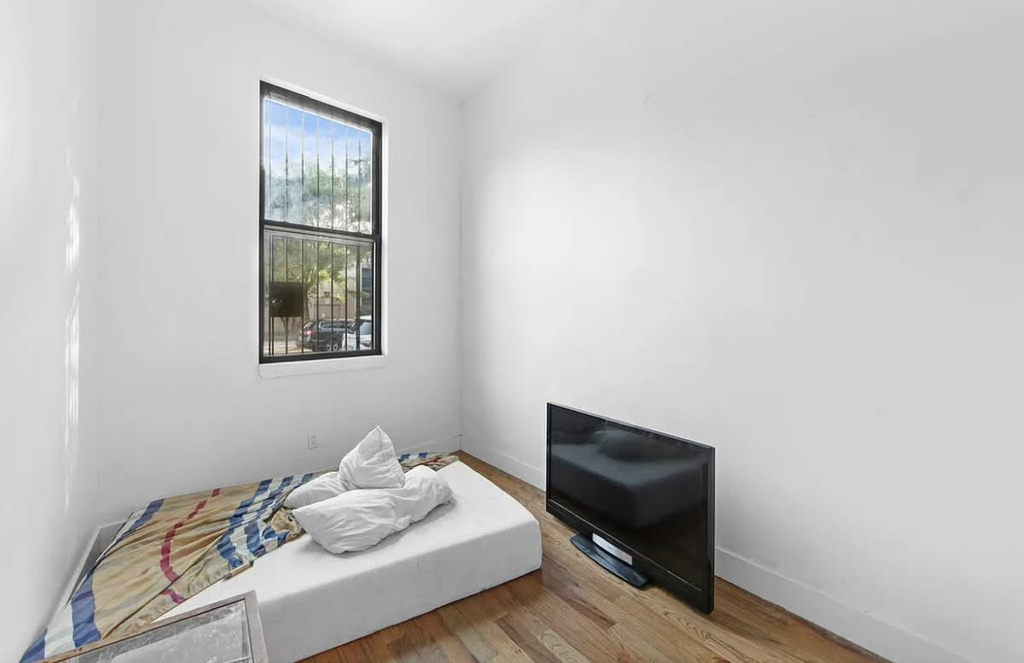 483 Evergreen Avenue - Photo 3