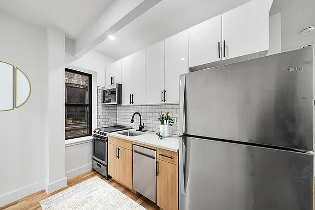 312 Manhattan Avenue - Photo 0