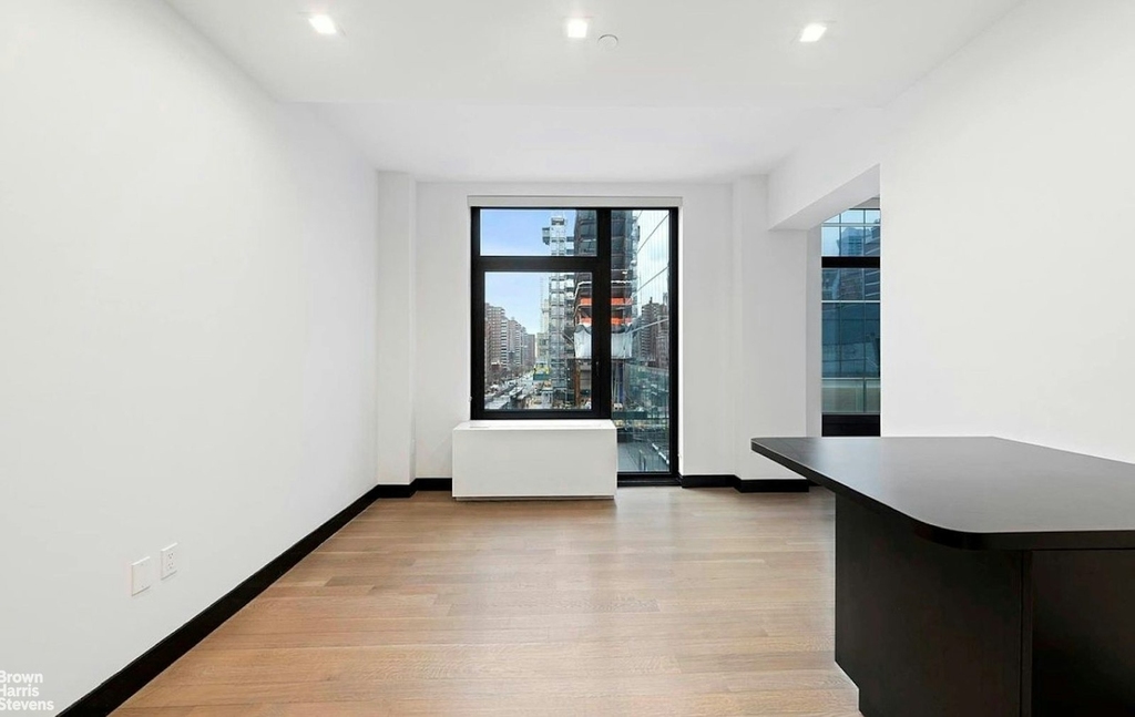 401 W 33rd Street - Photo 2