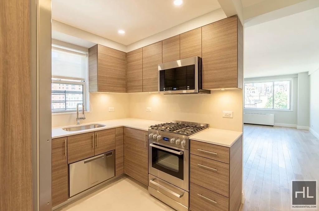 East 51 Street - Photo 2