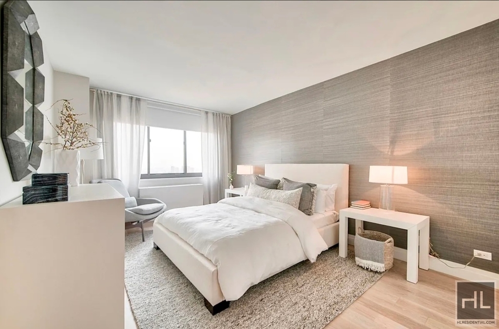 East 95th Street - Photo 3