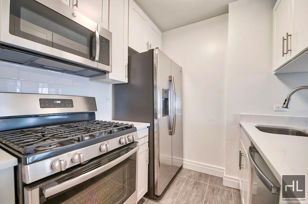 East 95th Street - Photo 2