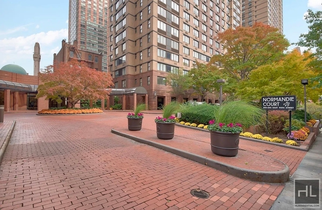 East 95th Street - Photo 6