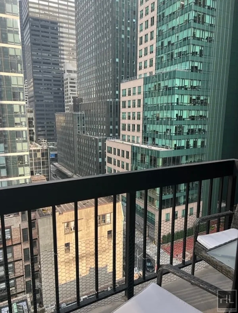 East 40th Street - Photo 5
