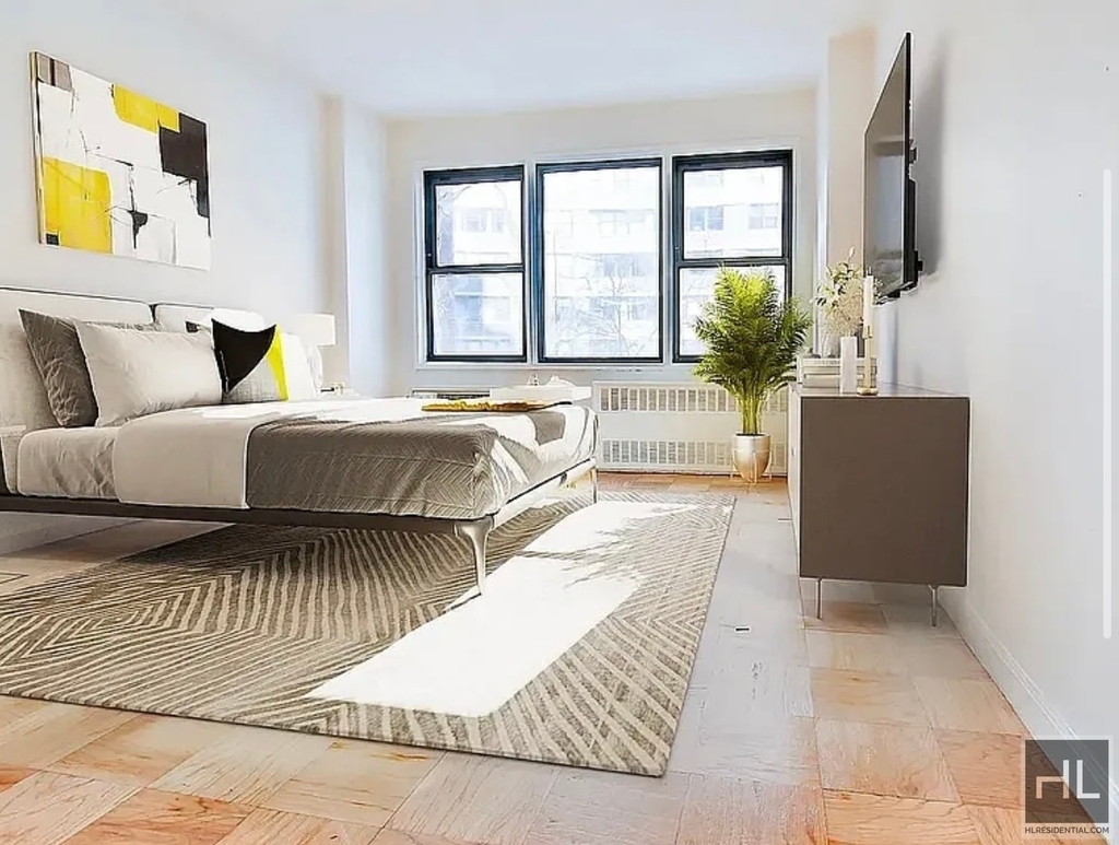 East 49 Street - Photo 1