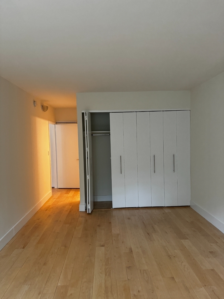 410 West 53rd Street - Photo 6