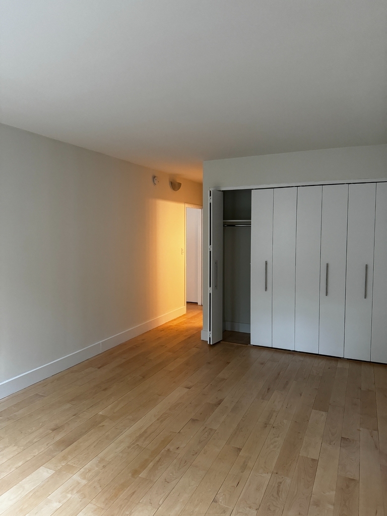 410 West 53rd Street - Photo 7