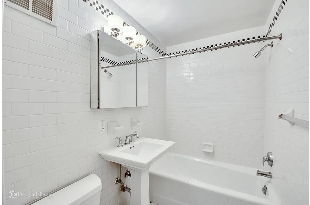 121 Madison Ave - Photo 3