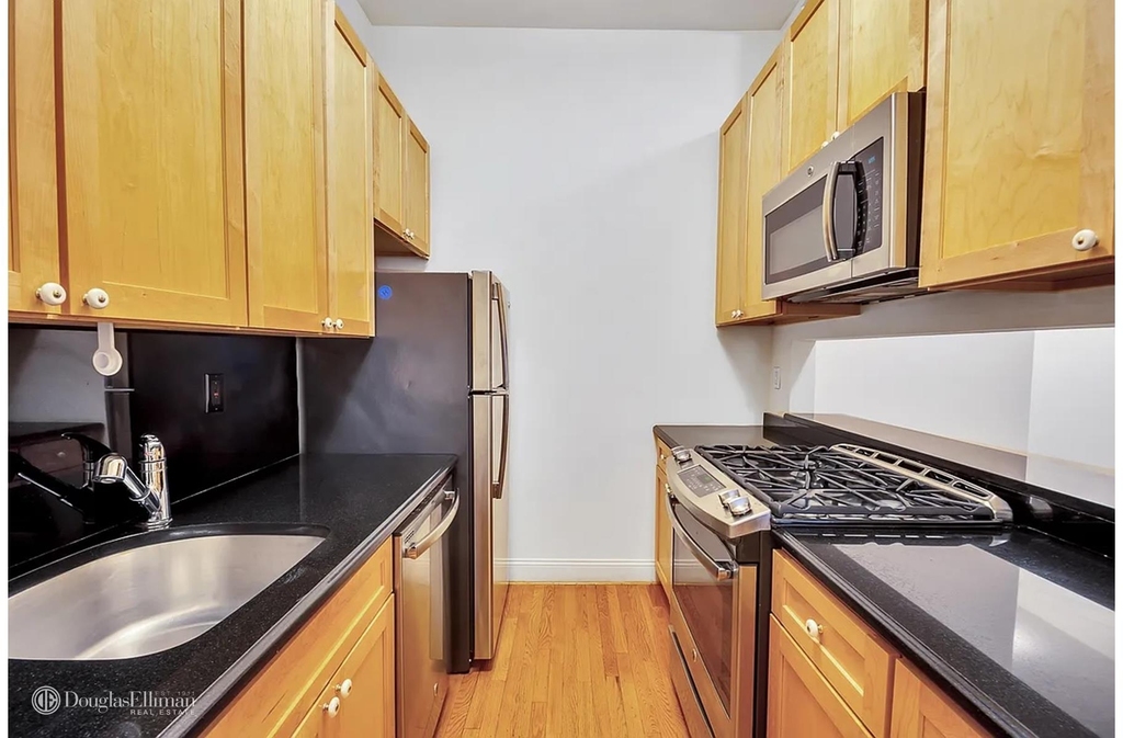 121 Madison Ave - Photo 0