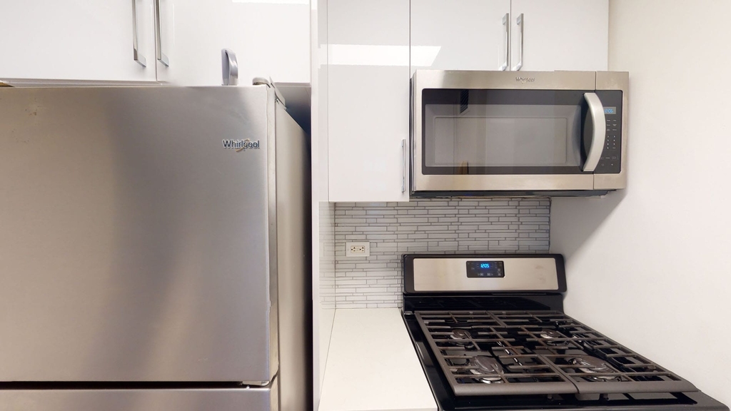10 Hanover Square - Photo 1